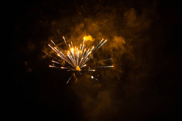 Blau Orange Grün Rot Gelb Feuerwerk mit Langzeitbelichtung mit dunkelschwarzem Himmelshintergrund - Foto, Bild