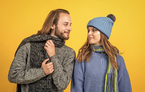 felice coppia di famiglia indossare abiti a maglia in inverno, stile - Foto, immagini
