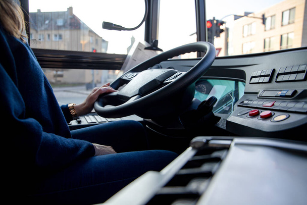 άτομο που οδηγεί λεωφορείο στην πόλη - Φωτογραφία, εικόνα