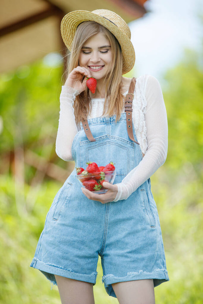 Woman with strawberries. Proper nutrition. - Foto, imagen