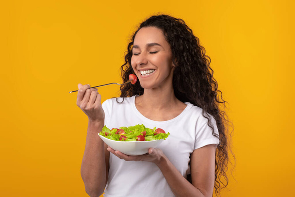 Porträt der lächelnden Latin Lady mit Teller und Salat - Foto, Bild