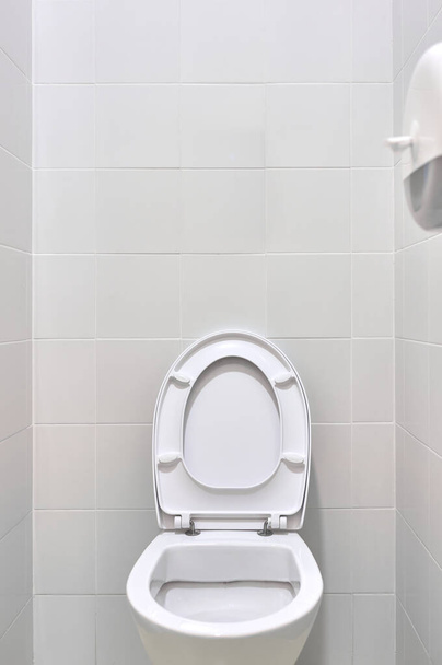 detalhe de um banheiro branco com a tampa aberta em um banheiro público - Foto, Imagem