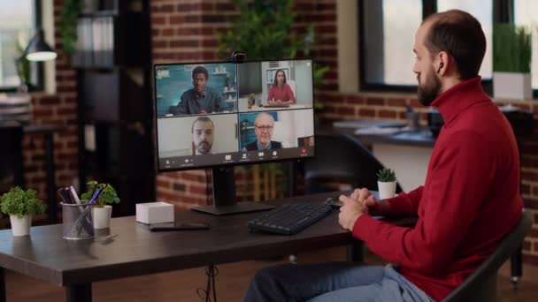 Gerente ejecutivo usando conversación de teleconferencia en línea - Metraje, vídeo