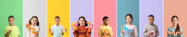 Set di bambini piccoli con tubi pop su sfondo colorato - Foto, immagini