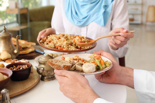 Casal muçulmano tomando café da manhã juntos. Celebração de Eid al-Fitr - Foto, Imagem
