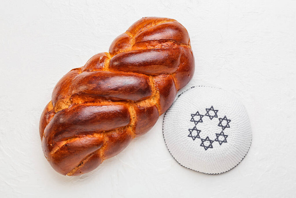Beyaz arka planda Yahudi şapkası olan geleneksel challah ekmeği. Şabat Şalom - Fotoğraf, Görsel