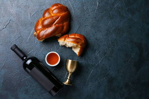 Παραδοσιακό ψωμί χαλάχ με κρασί και μέλι σε σκούρο φόντο. Σαμπάτ Σαλόμ. - Φωτογραφία, εικόνα