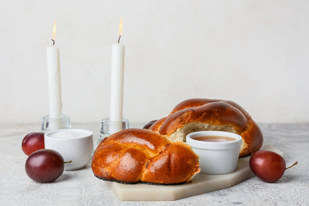 Geleneksel challah ekmeği ve arkaplanda parlayan mumlar. Şabat Şalom - Fotoğraf, Görsel