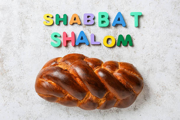 Tradycyjny chleb chała i tekst SHABBAT SHALOM na tle grunge - Zdjęcie, obraz