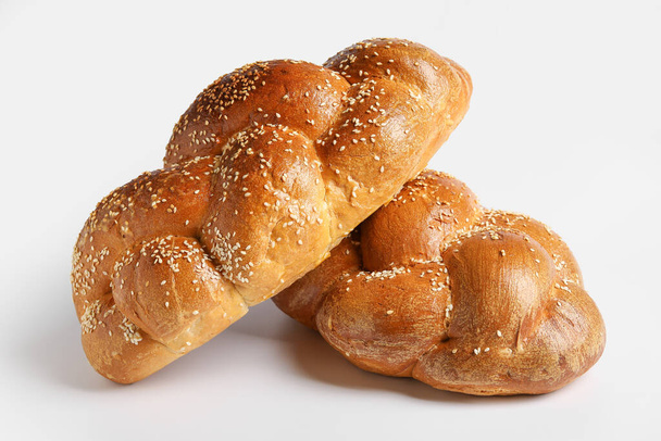 Beyaz arka planda geleneksel challah ekmeği. Şabat Şalom - Fotoğraf, Görsel