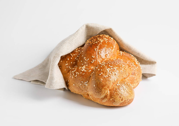 Hagyományos challah kenyér fehér háttérrel. Sábát Shalom - Fotó, kép