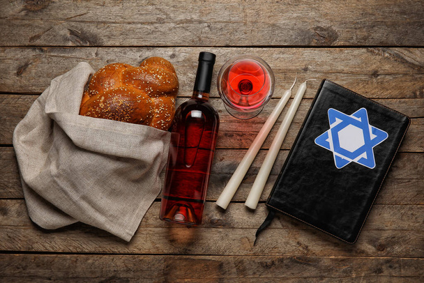 Tevrat, geleneksel challah ekmeği, şarap ve mumlarla ahşap zemin üzerinde. Şabat Şalom - Fotoğraf, Görsel