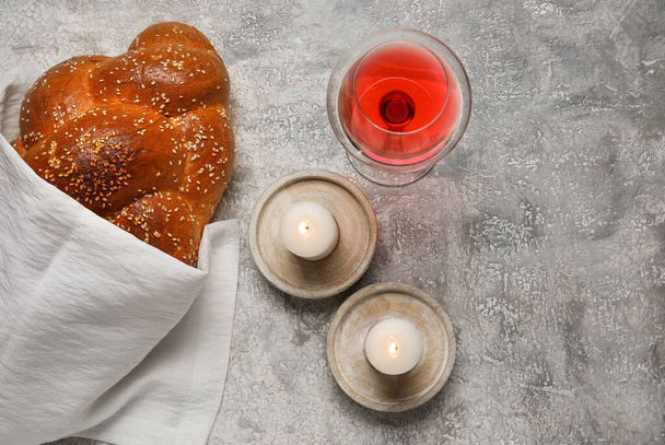 Geleneksel Challah ekmeği, bir bardak şarap ve arkaplanda mumlar. Şabat Şalom - Fotoğraf, Görsel