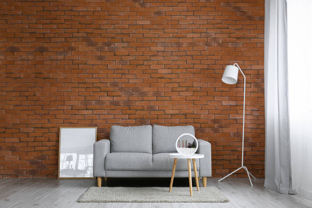 Interior de la moderna sala de estar con elegante sofá y lámpara - Foto, Imagen