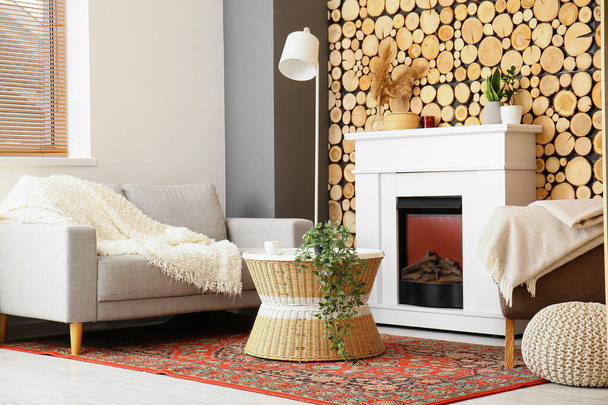 ヴィンテージカーペット、テーブルと暖炉付きの居心地の良いリビングルームのインテリア - 写真・画像