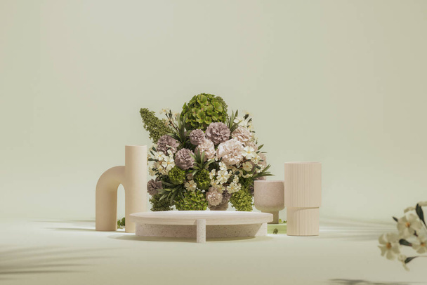 3D Podiumständer, pastellcreme und beiger Hintergrund mit Blättern, Blumen und dekorativen Vasen. Minimaler Sockel für Schönheit, Produkt, Mode. Weibliche Kopierraum-Vorlage 3D-Renderer - Foto, Bild