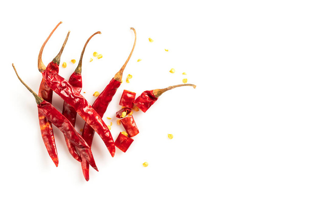 Widok z góry czerwonej suszonej papryki chili izolowane na białym tle   - Zdjęcie, obraz
