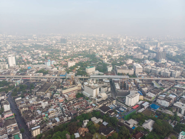 Вид с воздуха здания города с загрязнением воздуха остается на опасном уровне PM 2,5 загрязнителей Бангкок Таиланд - Фото, изображение