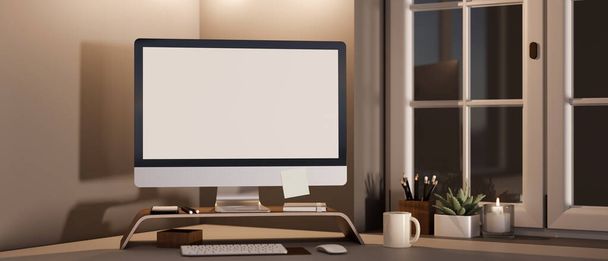 PCのデスクトップコンピュータの画面のモックアップと窓に対して卓上のアクセサリーと夜の閉鎖で現代の家庭のオフィスワークスペース。3Dレンダリング、 3Dイラスト - 写真・画像