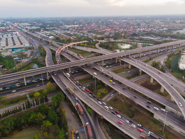 Top εναέρια άποψη αυτοκινητόδρομο ανταλλαγή ενός κτιρίου της πόλης, Expressway με υποδομή. - Φωτογραφία, εικόνα