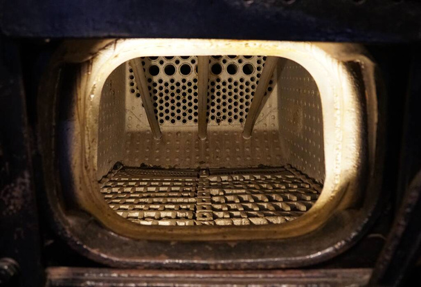 Внутри пожарной коробки, пустой угольный паровоз - Фото, изображение