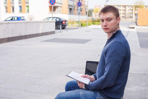 Student with notepad on bench - Foto, Bild