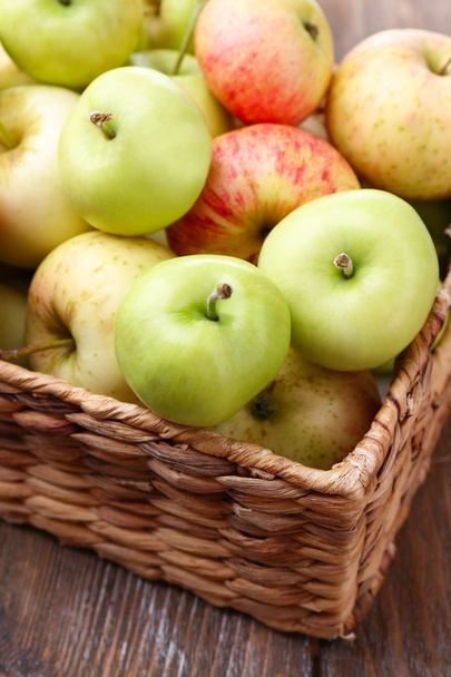 Ripe apples in basket - Fotografie, Obrázek