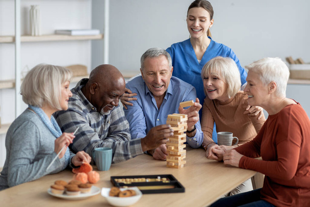 Feliz grupo multirracial de pensionistas jugando juegos de mesa - Foto, imagen