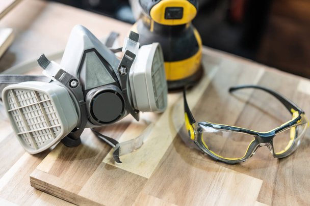 Prachové masky pro obrábění dřeva, respirační kazetový filtr, brýle na stole.Koncepce bezpečnosti práce, selektivní zaměření - Fotografie, Obrázek