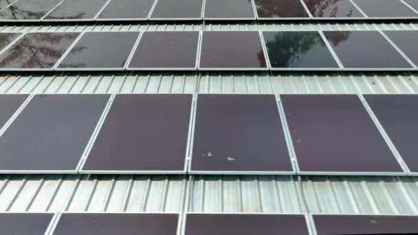 Тонкопленочные солнечные батареи или аморфные кремниевые солнечные батареи на крыше. - Кадры, видео