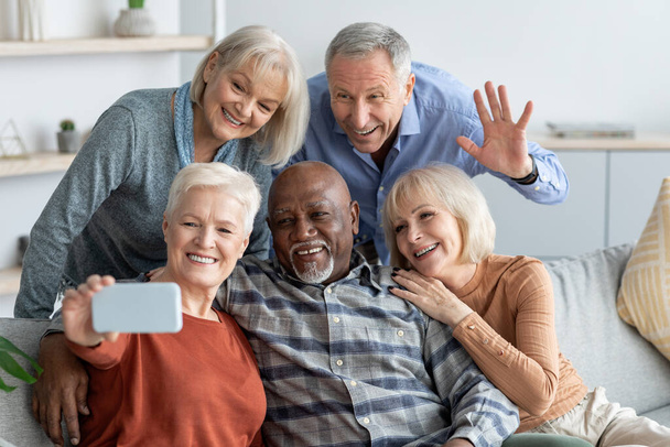 Viisi iloinen vanhukset ystävät ottavat selfie matkapuhelimeen - Valokuva, kuva