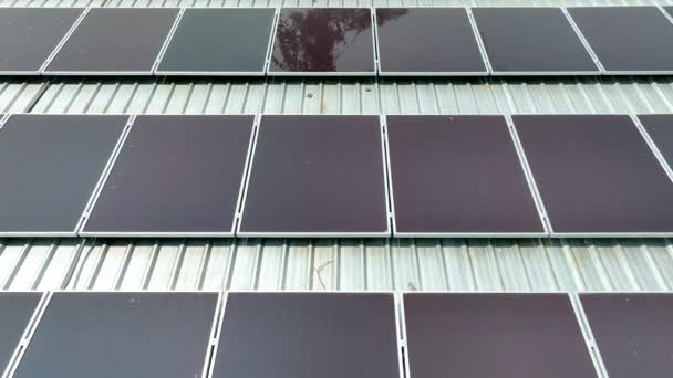 Dunne film zonnecellen of amorfe silicium zonnecellen op een dak. - Video