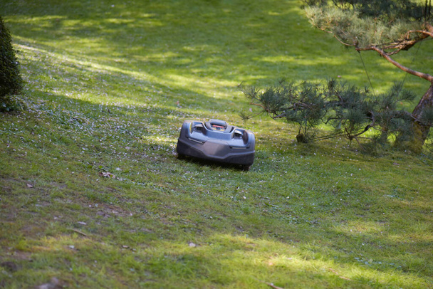 vista de um cortador automático em um jardim na França - Foto, Imagem