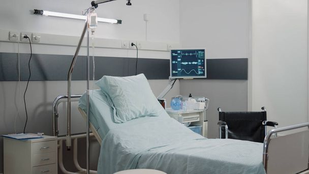 施設内にベッド&心拍数モニター付き病院病棟 - 写真・画像
