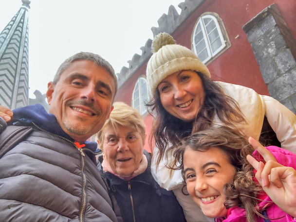 szczęśliwy trzy pokolenia kaukaski rodzina biorąc selfie odkryty w zimowy dzień - Zdjęcie, obraz