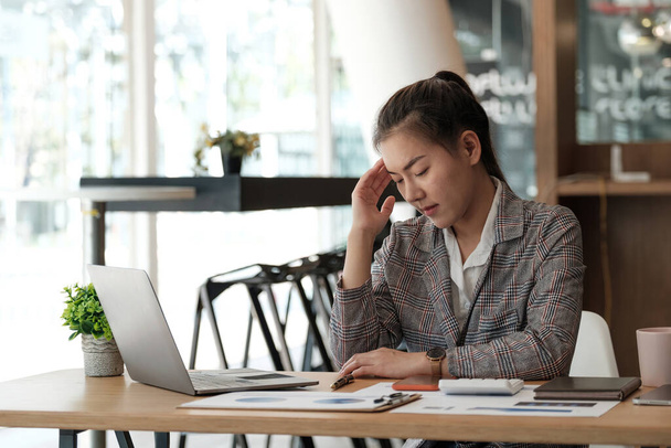 Στρεσαρισμένη επιχειρηματίας που εργάζεται από το σπίτι σε φορητό υπολογιστή φαίνεται ανήσυχος, κουρασμένος και συγκλονισμένος. - Φωτογραφία, εικόνα