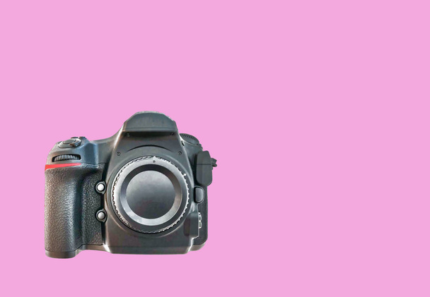 Vista frontal de la cámara dslr de gama alta, aislada sobre un fondo rosa - Foto, imagen