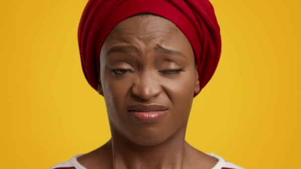 Отвратительная чёрная женщина, пахнущая неприятным запахом, хмурящаяся на жёлтом фоне - Кадры, видео
