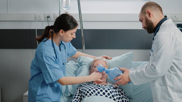 Mujer enferma pidiendo ayuda al equipo médico - Foto, Imagen
