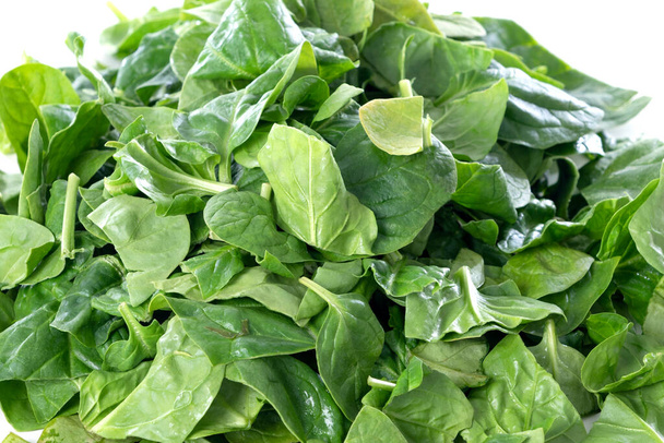 Mucchio di foglie di spinaci freschi verdi isolati su sfondo bianco. Da vicino.
  - Foto, immagini