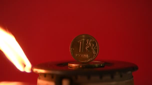 Mince 1 Ruský rubl stojí na horkém plynu hořáku - Záběry, video