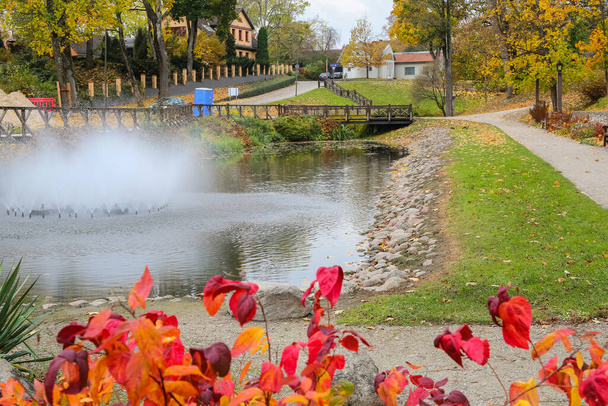 Herbstpark in der lettischen Stadt Kuldiga. Lettische Landseite. - Foto, Bild