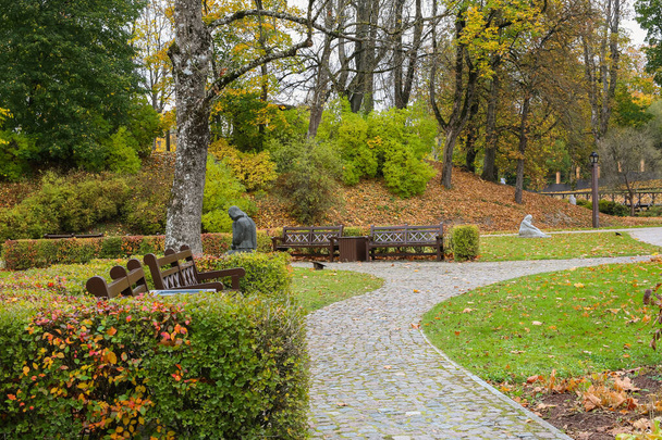 ラトビアの町クルディガの秋の公園。ラトビア側. - 写真・画像