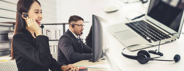 Gente de negocios con auriculares trabajando en la oficina ampliar vista - Foto, Imagen