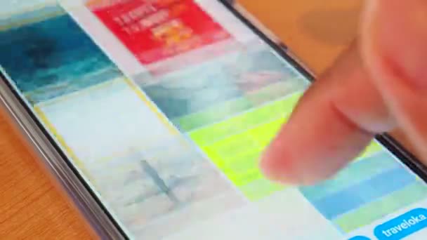 vue de côté La main de l'homme en utilisant un smartphone dans un café pour rechercher des informations - Séquence, vidéo