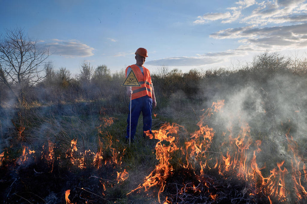 Ecologo vigile del fuoco che lavora in campo con incendi boschivi. - Foto, immagini