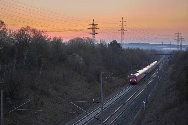 tren eléctrico de alta velocidad que pasa por la ruta de tránsito ferroviario rápido entre Stuttgart y Mannheim, Baden-Wuerttemberg, Alemania - Foto, Imagen