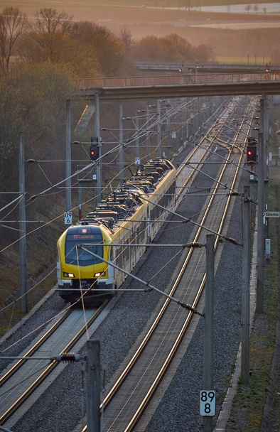 szybki pociąg elektryczny przejeżdżający przez trasę szybkiego tranzytu kolejowego między Stuttgartem a Mannheim, Badenia-Wirtembergia, Niemcy - Zdjęcie, obraz