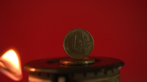 1 euro moneda se coloca en un quemador de gas caliente - Imágenes, Vídeo