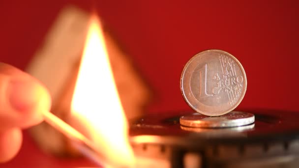 1 euromince stojí na horkém plynovém hořáku - Záběry, video